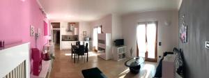 un soggiorno con pareti rosa e una sala da pranzo di Villa Castello a Limone sul Garda