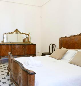 Uma cama ou camas num quarto em La casa dell'Avvocato by Wonderful Italy