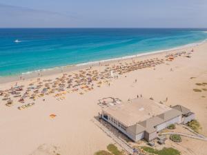 widok na plażę z parasolami i ocean w obiekcie Oasis Belorizonte w mieście Santa Maria