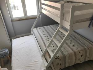 Poschodová posteľ alebo postele v izbe v ubytovaní Blue Bay Beach Apartment
