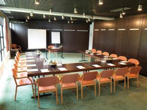 una gran sala de conferencias con una mesa larga y sillas en Landzeit Restaurant Angath, en Angath
