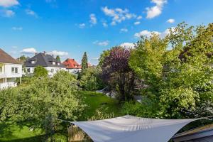 vistas a un patio con árboles y casas en Ferienwohnung Holl en Bayreuth