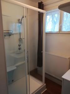 ベルク・シュル・メールにあるReverieのバスルーム(ガラスドア付きのシャワー付)