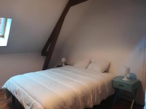 ベルク・シュル・メールにあるReverieのベッドルーム(大きな白いベッド1台、窓付)
