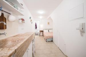 eine Küche mit einer Theke und ein Bett in einem Zimmer in der Unterkunft Little studio for two-Alfama in Lissabon