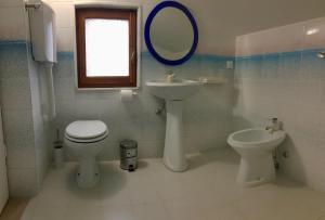 Lettomanoppelloにあるジュリエッツ ハウスのバスルーム(洗面台、トイレ、鏡付)