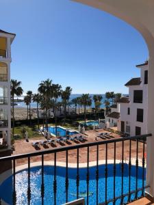 Bazén v ubytování Puerto de la Duquesa sea view nebo v jeho okolí
