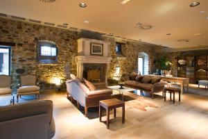 a living room filled with furniture and a stone wall at Komentu Maitea in Gordexola