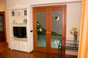 a living room with a door with a tv and a table at Sole e Luna in Pompei