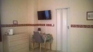 TV a/nebo společenská místnost v ubytování Hotel Le Beauregard