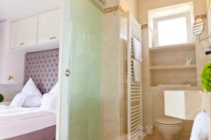 Letto o letti in una camera di Strauers Hotel am See