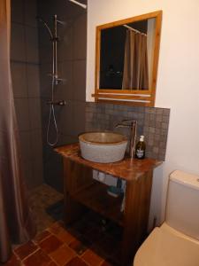 Koupelna v ubytování Etape du Pont Pinard