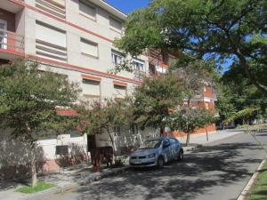 un coche aparcado frente a un edificio en Cerca de Todo en Miramar