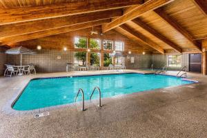 Swimming pool sa o malapit sa AmericInn by Wyndham Hotel and Suites Long Lake