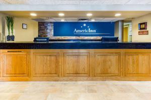 Lobby o reception area sa AmericInn by Wyndham Hotel and Suites Long Lake