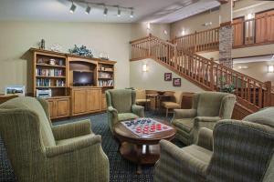 Χώρος καθιστικού στο AmeriVu Inn and Suites - Waconia