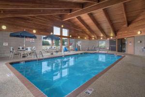 une grande piscine dans un grand bâtiment dans l'établissement AmericInn by Wyndham Fort Dodge, à Fort Dodge