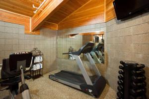 un gimnasio con cinta de correr y espejo en AmericInn by Wyndham Thief River Falls, en Thief River Falls