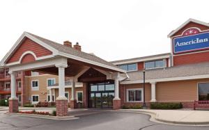 a front view of an american inn at AmericInn by Wyndham Chanhassen in Chanhassen