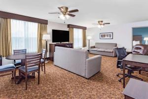 AmericInn & Suites Burnsville, MN tesisinde bir televizyon ve/veya eğlence merkezi