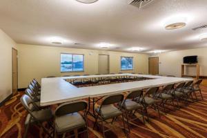 Una gran sala de conferencias con una mesa grande y sillas. en AmericInn by Wyndham Boscobel, en Boscobel 41 fotos más