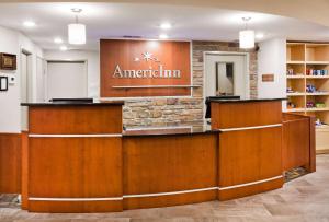 Predvorje ili recepcija u objektu AmericInn by Wyndham DeWitt