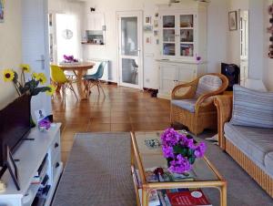 a living room with a couch and a table at Appartement Les Gavines in L'Escala