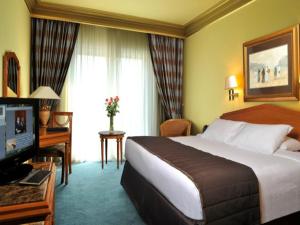 سرير أو أسرّة في غرفة في Concorde El Salam Cairo Hotel & Casino