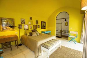 Katil atau katil-katil dalam bilik di Masseria Celano