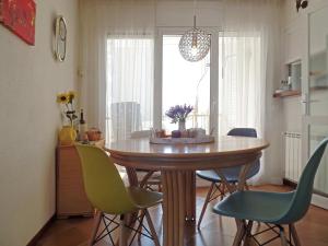 a dining room table with green chairs in a room at Appartement Les Gavines in L'Escala