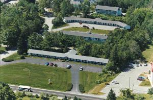 an overhead view of a large building with a parking lot at Edenbrook Motel in Bar Harbor