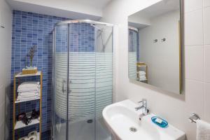 Un baño con ducha de cristal y lavabo. en Ciudad de Orduña, en Orduña 23 fotos más