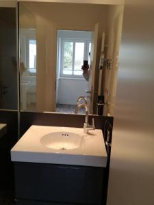 a bathroom with a sink and a mirror at Zimmer zum Hof in Herdecke
