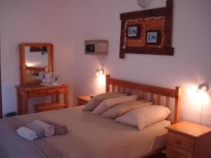 מיטה או מיטות בחדר ב-Bay Cove Inn