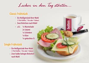 un plato de comida con un sándwich y una taza de café en Central Pension, en Duisburg