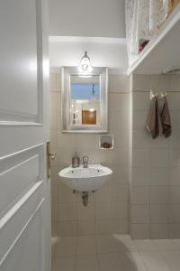 Bilik mandi di Elegant Two-Bedroom Residence- Athens Cozy Gem - 300Mbps Internet - 10 min to Acropolis by subway +93 gambar