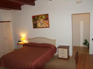 1 dormitorio con 1 cama y una foto en la pared en Hotel Genius, en Corato
