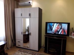 een woonkamer met een witte kast en een tv bij 1-комнатная квартира in Pyatigorsk