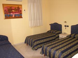 Ένα ή περισσότερα κρεβάτια σε δωμάτιο στο Hotel Genius