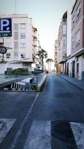 pusta ulica w mieście z wysokimi budynkami w obiekcie Apartamento Vacacional w mieście Torrevieja