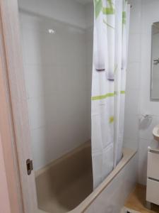łazienka z zasłoną prysznicową i umywalką w obiekcie Apartamento Vacacional w mieście Torrevieja +18 zdjęć