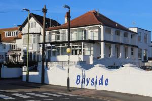 ein weißes Gebäude mit den Worten Bayside an der Wand in der Unterkunft Bayside in Paignton