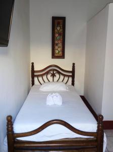 Un pat sau paturi într-o cameră la Hospedaje y Cafe Ruiz