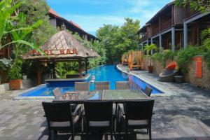 ein Resort mit einem Pool, einem Tisch und Stühlen in der Unterkunft Grand Mega Resort & Spa in Cepu