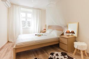 Säng eller sängar i ett rum på Elegant Old Town Apartments by Nadiona