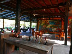 モヨガルパにあるEl Peregrinoの木製テーブルと椅子が備わる客室です。