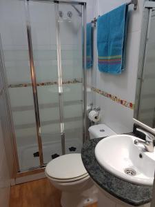 トレモリノスにあるCasa Solariumのバスルーム(シャワー、トイレ、シンク付)