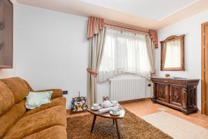 uma sala de estar com um sofá e uma mesa em Apartment Noa Opatija em Opatija