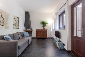 een woonkamer met een bank en een tv bij Violino azul in Cremona
