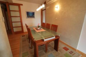 Televízia a/alebo spoločenská miestnosť v ubytovaní Apartman San Marino 2